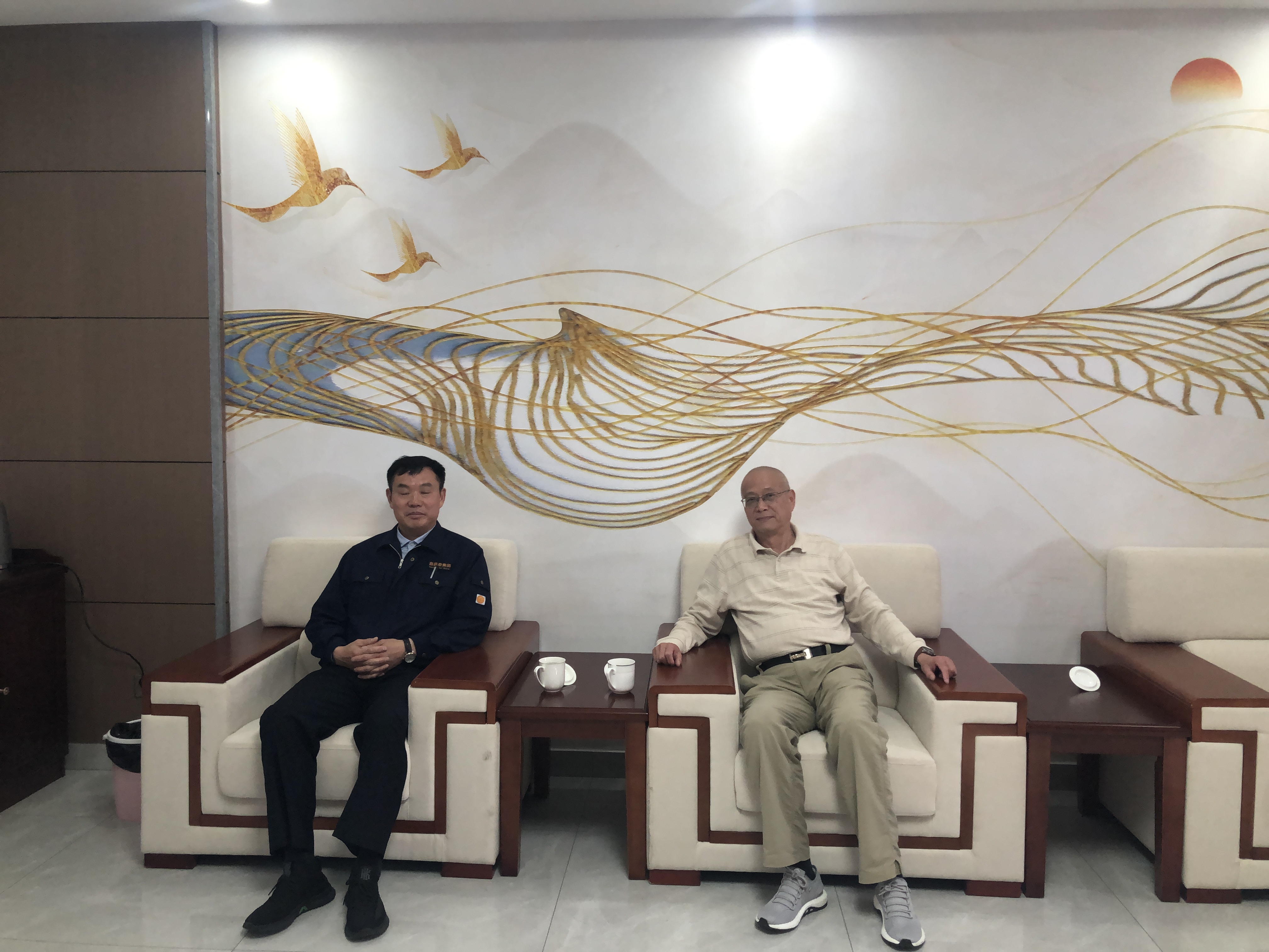 沈君董事长和李秘书长在交流